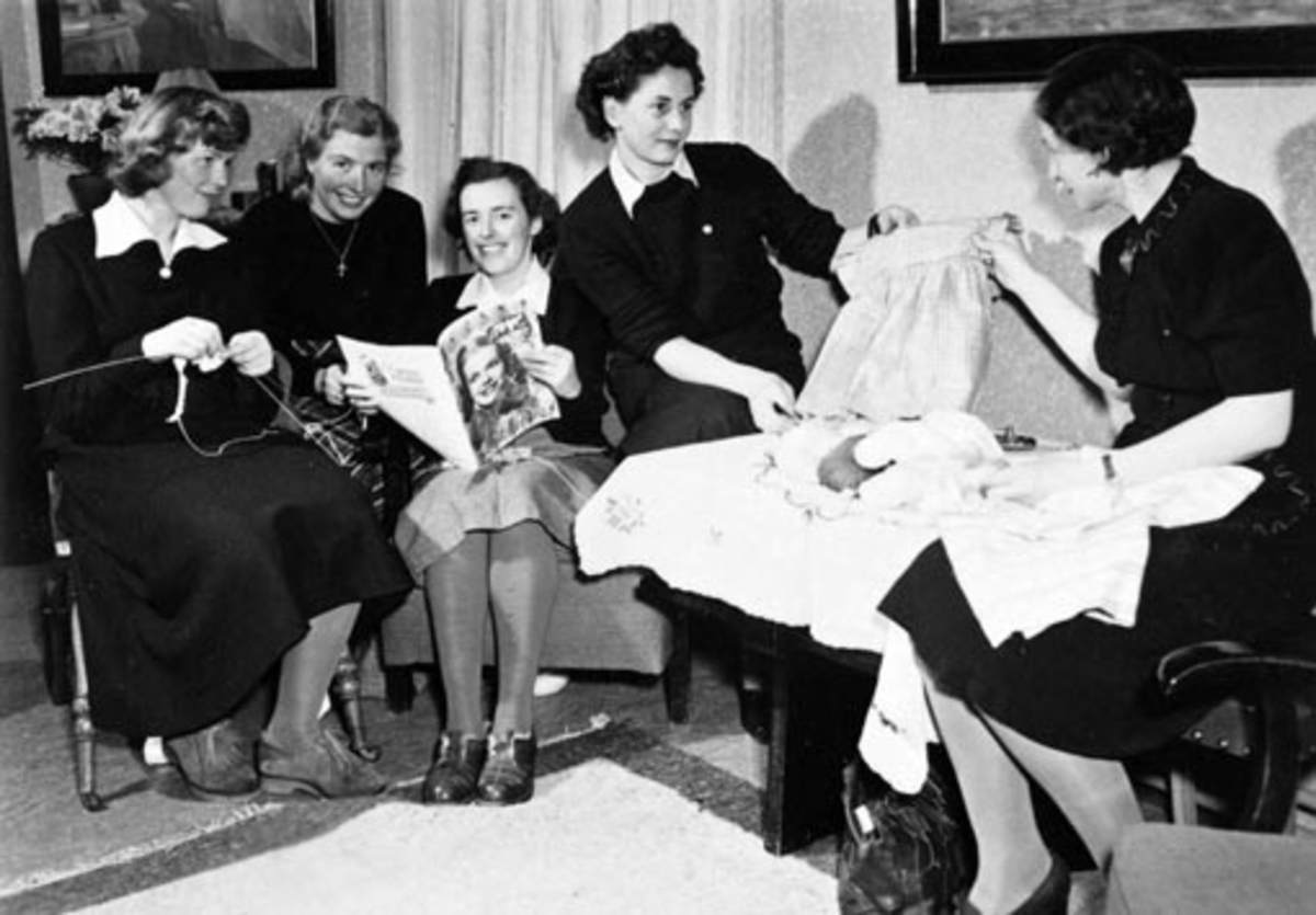 Anno Domkirkeodden, HAMAR RØDE KORS BARNEHJELP, STIFTET HØSTEN 1948. STYRET I ARBEID. STRIKKING, HÅNDARBEID.