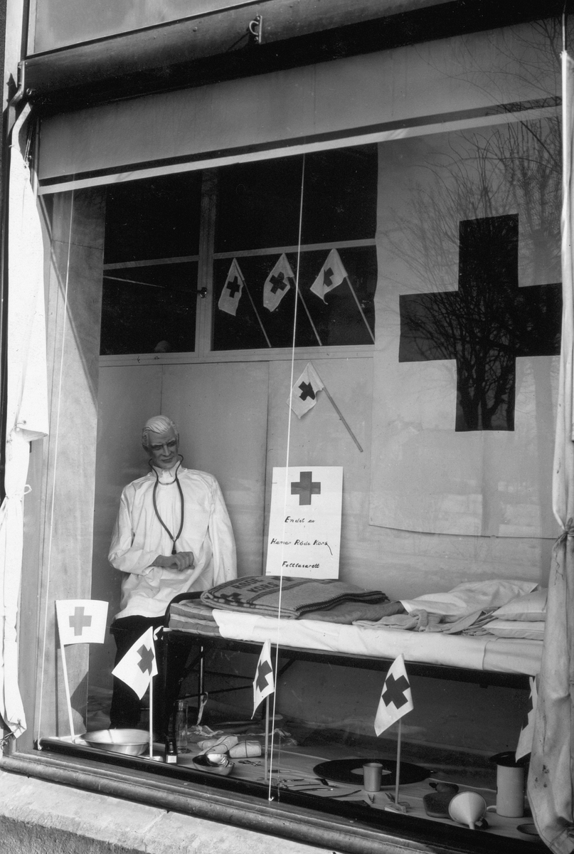Anno Domkirkeodden, HAMAR RØDE KORS. DELER AV FELTLASARET UTSTILT I O. WIIKS VINDU MARS 1950