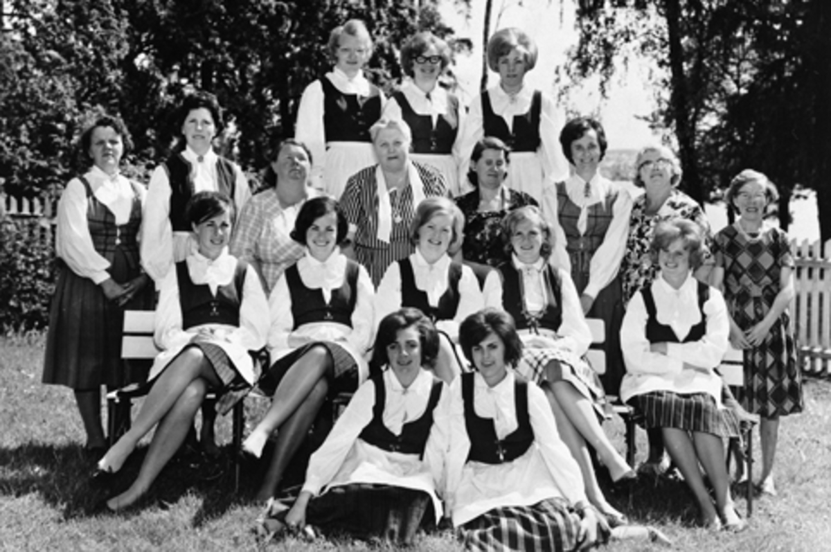 Anno Domkirkeodden, HAMAR DØVES VEL. GRUPPE 18 UKJENTE KVINNER FOTOGRAFERT UT I HAGEN I STORHAMARGATA 74.