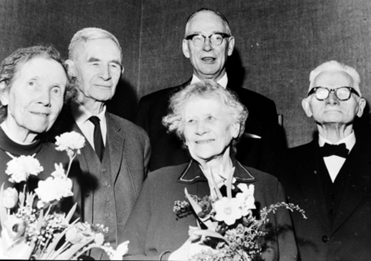 Anno Domkirkeodden, GRUPPE 5, F. V. DAGNY SANDVIG, OLE MØRCH SANDVIG, RAGNA SANDVIG, KNUT SANDVIG OG BAK STÅR ORDFØRER ERLING AUDENSEN