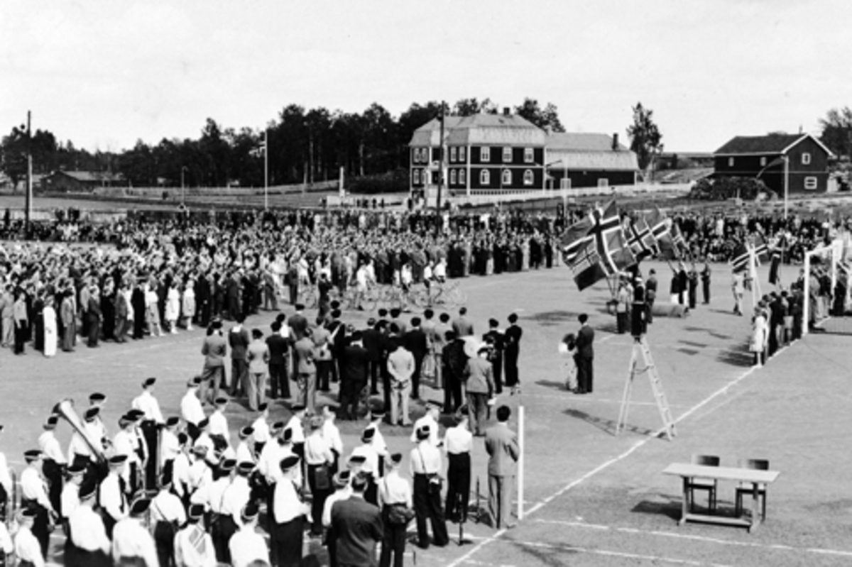 Anno Domkirkeodden, HAMAR STADION, IDRETTSTEVNE?, DEFILERING, MUSIKKORPS, FLAGG, BIOGRAFEN, VANGSVEIEN