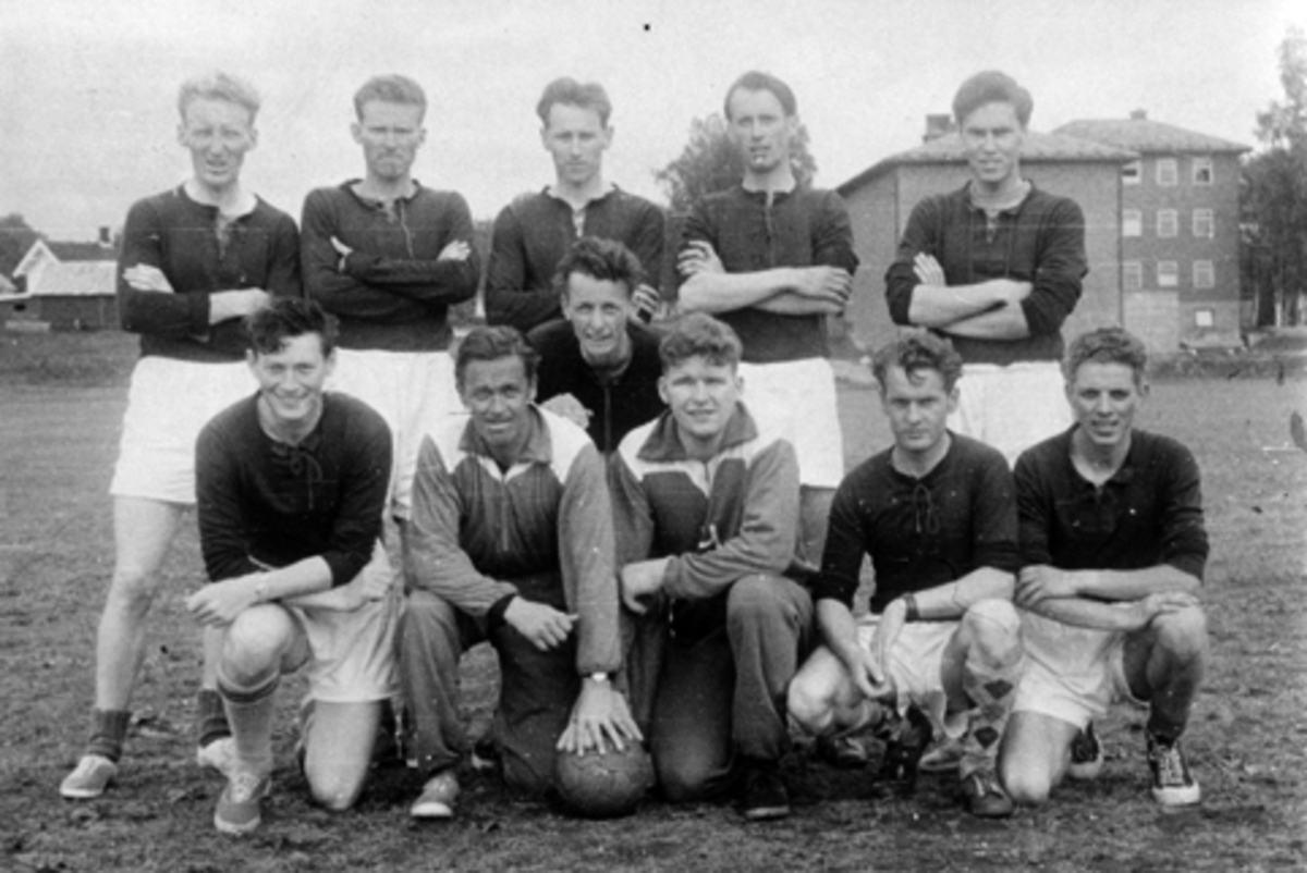 Anno Domkirkeodden, HAMAR LÆRERSKOLES FOTBALLAG SOM SKULLE MØTE ELVERUM LÆRERSKOLE VÅREN 1954. FORAN F. V. LEIF ERIKSEN, SVERRE LUNDE, ODD GAUSTAD, ERIK EVANG, KNUT KNUTSEN, ERLING MATHISEN. BAK. F. V KJELL NYGARD, ELLING JENSEN, KJELL SANDBECH, ARNFINN ROSSVOLL OG RAGNAR ØDEGAARD.