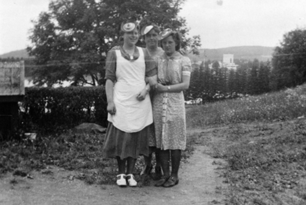Anno Domkirkeodden, HEDMARKSMUSEET, DOMKIRKEODDEN, BETJENINGEN PÅ RESTAURANTEN, T. V. ASTRID HØIBY, F. TANGNES, ELINE MOEN, F. JOHANNESSEN 1900, OG OLGA ANTONSSEN F. SANDEN I 1921. BILDET ER FRA SLUTTEN AV 1930-TALLET OG TATT PÅ GÅRDSPLASSEN UTENFOR DEN GAMLE KAFEEN. BAK T. V. HUNDEHUSET TIL "FJELL", ELGHUNDEN TIL VAK…