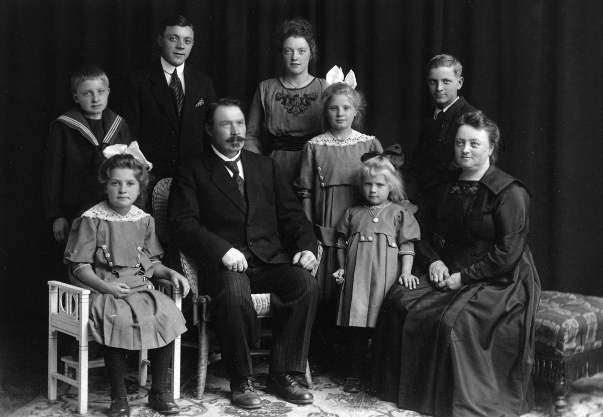 Anno Domkirkeodden, FAMILIEGRUPPE NORDSTRØM. FORAN F. V. ELLA, HALVOR, INGEBORG, EMMA. BAK. F. V. ROAR, THORVALD, SVANHILD, EDITH, HERLOF NORDSTRØM
