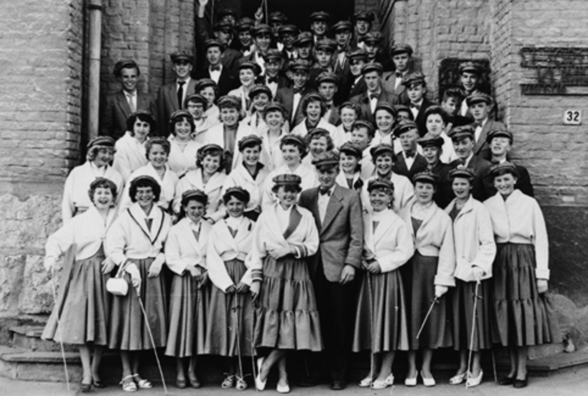 Anno Domkirkeodden, HAMAR KATEDRALSKOLE, GRUPPE RUSS OPPSTILT PÅ TRAPPA TIL DEN KATOLSKE KIRKE, HAMAR, UKJENTE.