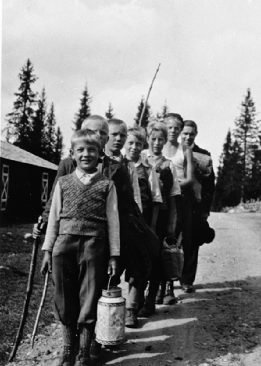 Anno Domkirkeodden, ST. TORFINNS SKOLE, KATOLSKE KIRKE, UKJENTE GUTTER PÅ SKOLETUR SEPTEMBER 1935, TH. PATER ALBIE?