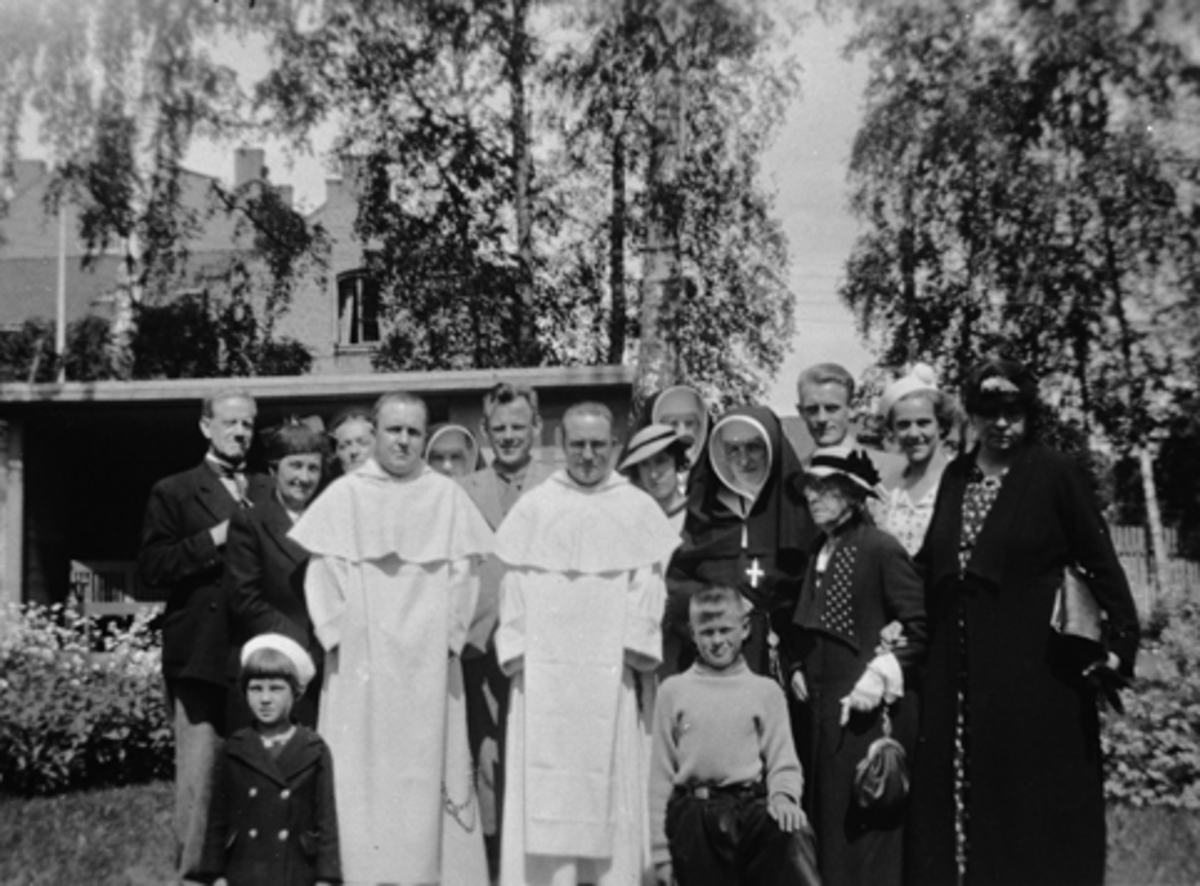 Anno Domkirkeodden, ST. TORFINN, KATOLSKE KIRKE, HAMAR, GRUPPE KATOLIKKER, FORAN TVILLINGPATERNE GODHART, HELT T. H. SIGRID UNDSET, 4. JULI 1937.