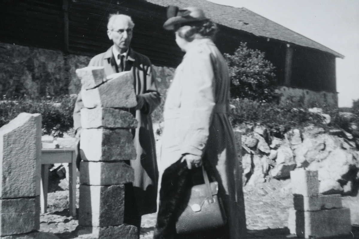 Anno Domkirkeodden, Arkitekt Gerhard Fischer orienterer Sigrid Undset om utgravingene i den gamle Bispeborgen på Domkirkeodden. Dette var en del av et katolsk jubileumsstevne 29. mai 1949., det siste offentlige arrangementet Sigrid Undset var med på. Hun døde 12 dager senere.
