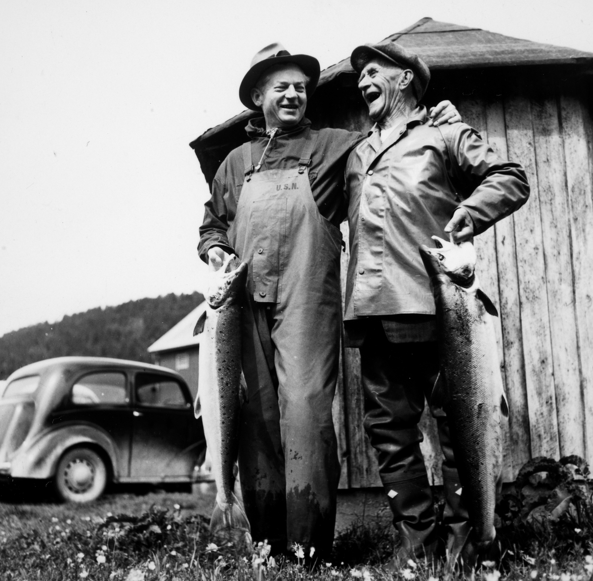 Anno Domkirkeodden, Arkitekt Rolf Prag sammen med sin rorskar på laksefiske i Surnadalselva, 1952.