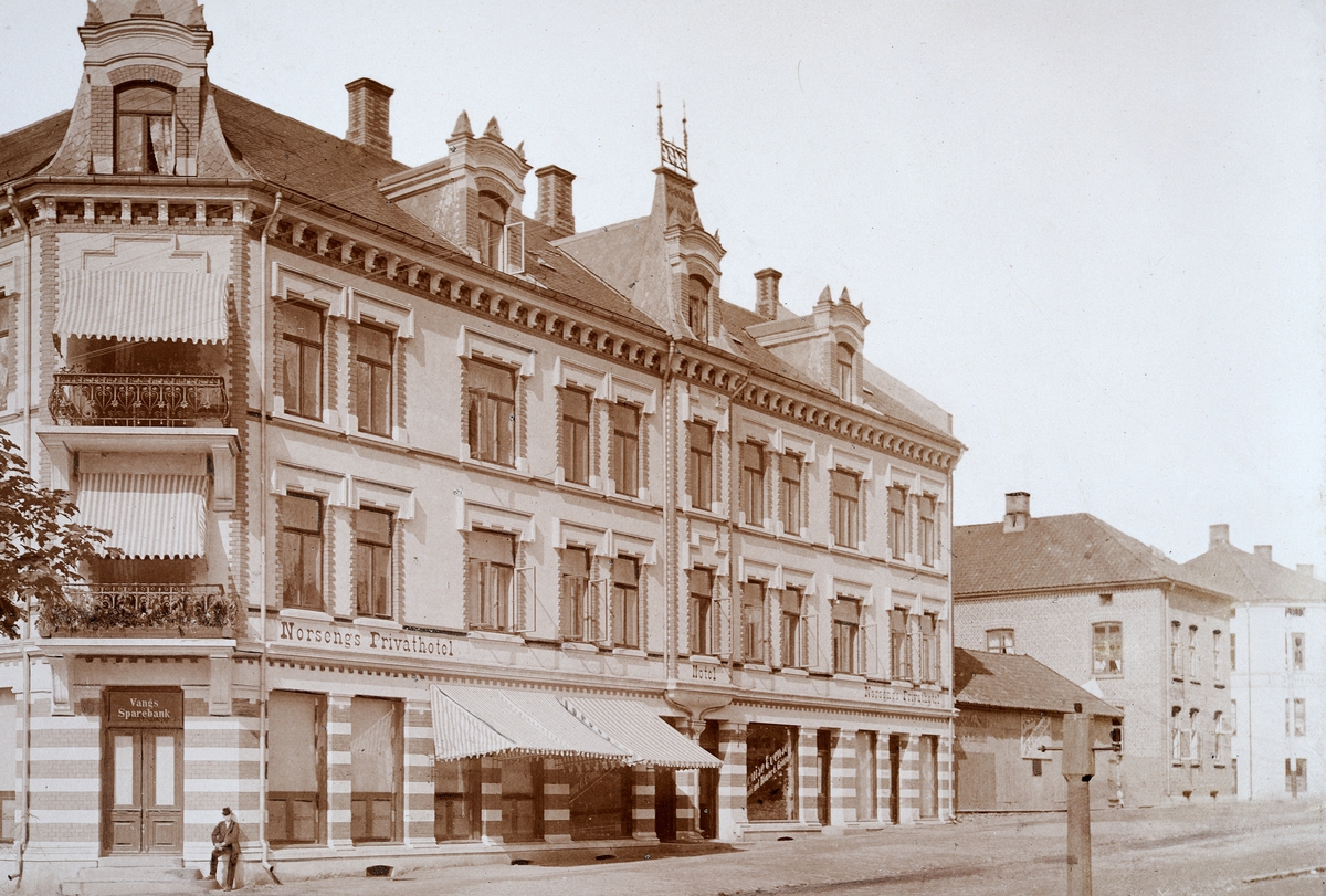 Anno Domkirkeodden, Parkgata 12, Norsengs Privathotel, Vangs Sparebank, ca. 1900. Eksteriør, utsnitt av 0401-09864