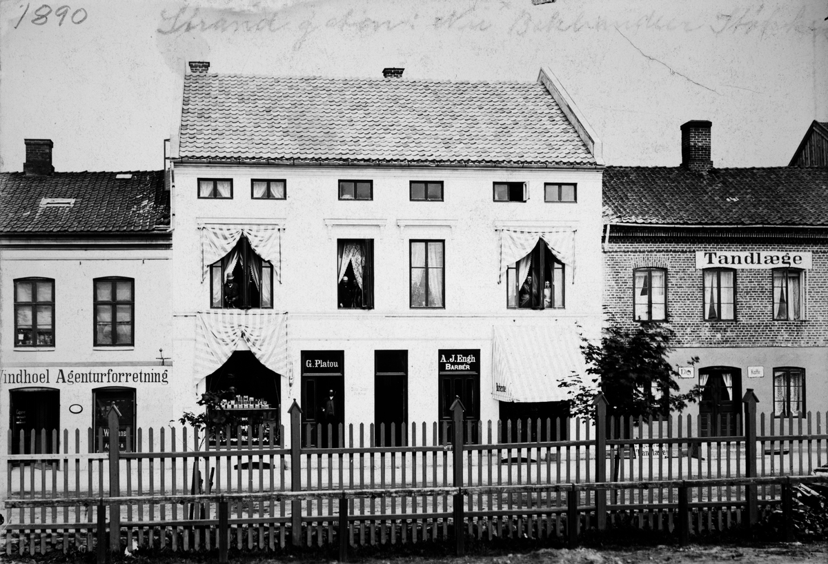 Anno Domkirkeodden, Strandgata 13, Hamar. Vindhoel Agenturforretning, G. Platou, A. J. Engh, Barber, Tandlæge, Logi og kafe. Datert 1890(Påskrevet med blyant)