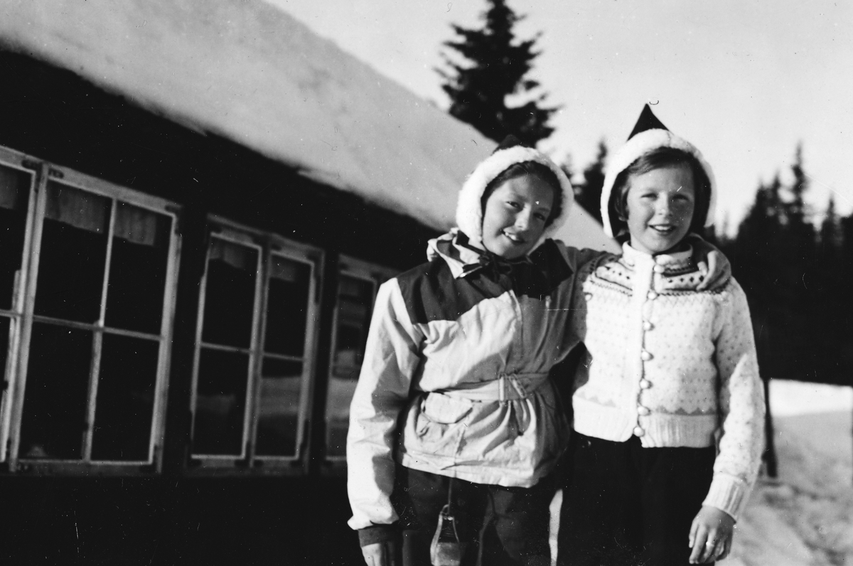 Anno Domkirkeodden, Gåsbu. F. V. Randi Andresen g. Meyer og Bitten Agnalt, g. Mo.