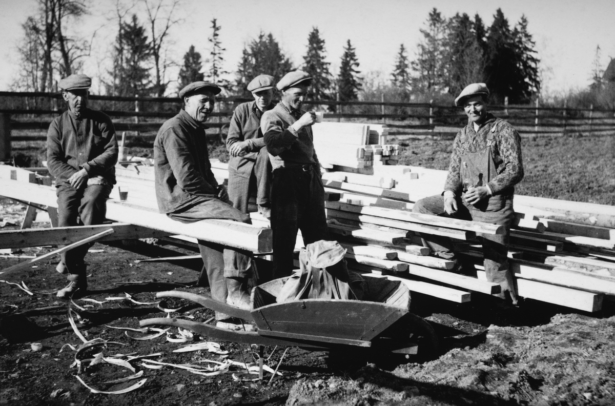 Anno Domkirkeodden, Husbygging i Olav myntmesters gate 54, Hamar. Villa for Fylkeskontorist Reidar Hagen og frue. Funkisvilla tegnet av arkitekt Rolf Prag 1939. . Ukjente menn ved trillebår, matpause. materialer. Mai 1939.