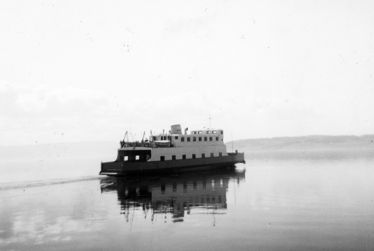 Anno Domkirkeodden, Hamar-Kapp ferjen på vei ut fra Hamar. Mjøsbåt. Mjøsa. Ferjen ble satt i drift 26. mai 1951 og var i drift til 1979.