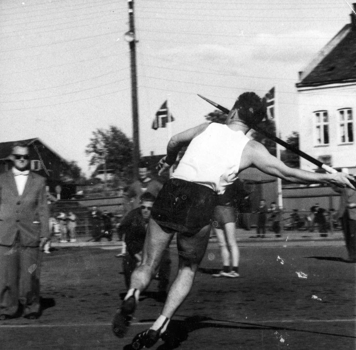 Anno Domkirkeodden, Spydkaster Egil Danielsen kaster spyd på Hamar stadion. Friidrett.