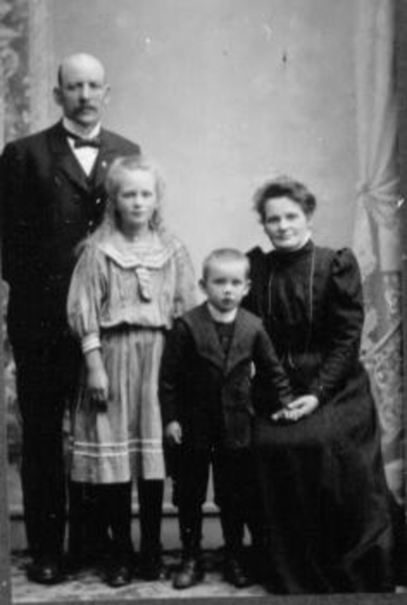 Anno Domkirkeodden, Familien Haugen. 2 voksne og 2 barn.