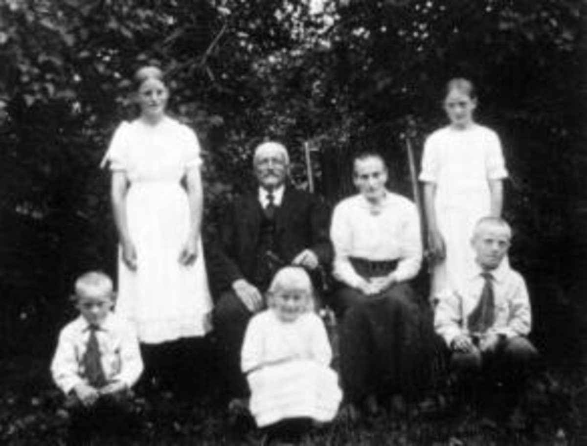 Anno Domkirkeodden, Familien på Presterud, Helgøya, Sittende i midten bak er Even (1869-1939) og Eline (1869-1957), flankert av Betsy (1905) og Petra Lovise (1907). På kne foran er Johannes (1911), Ellen (1913) og Lars (1910).
