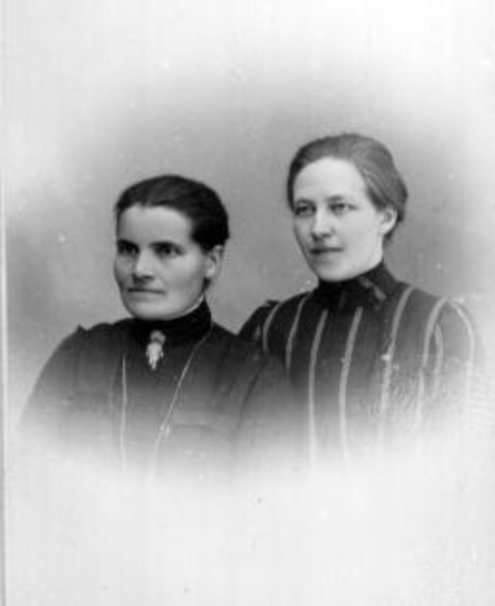 Anno Domkirkeodden, Portrett av to damer. Laurinde Sigrid Husebø, Johanne Maurud.