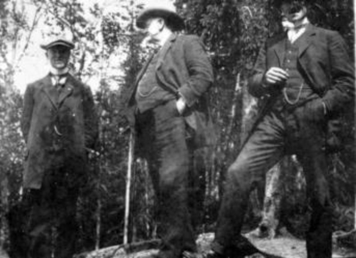 Anno Domkirkeodden, Tre menn på skogstur. Peter Dobloug, grosserer Dobloug, Johs. Dobloug.