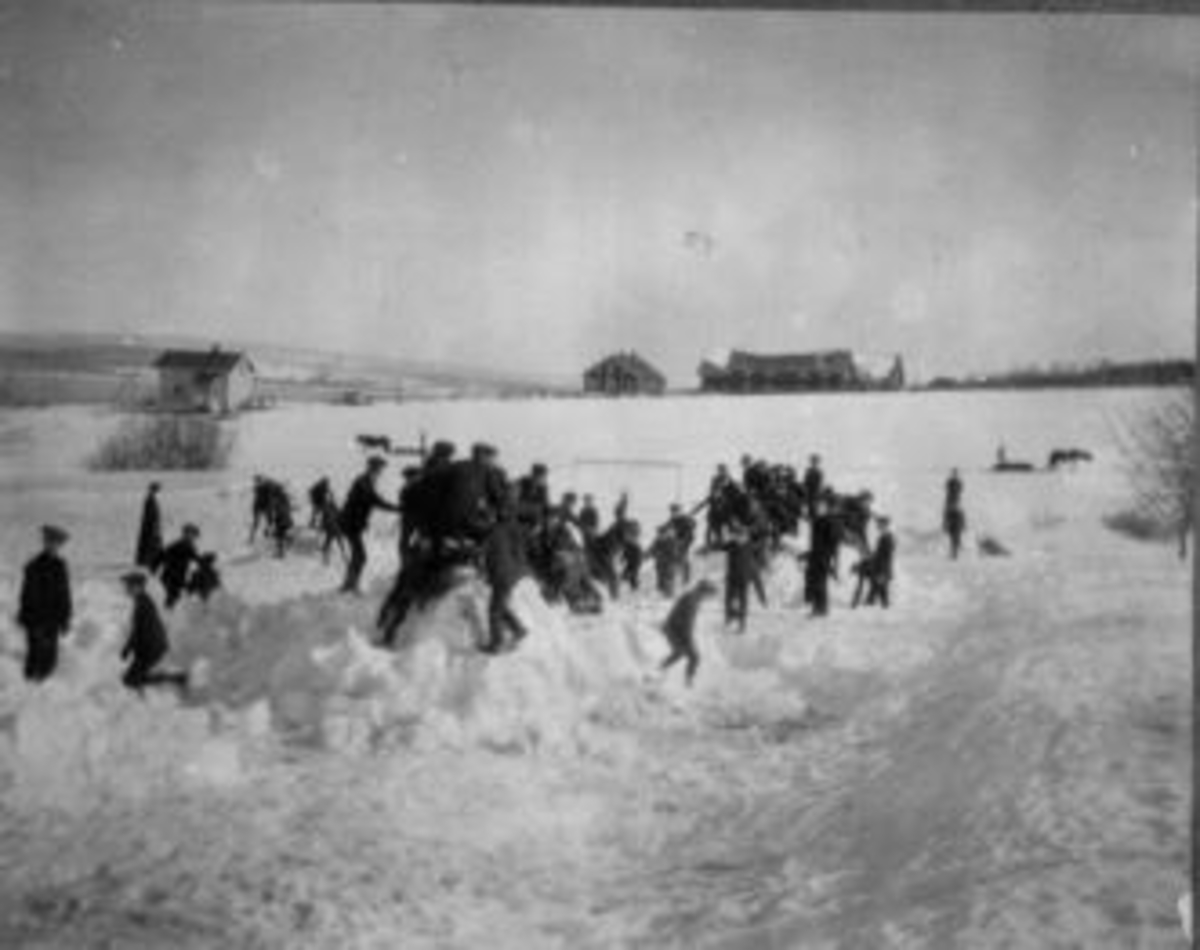 Anno Domkirkeodden, Gutter fra Toftes Gave, Nedre Sund, Helgøya leker i snøen på idrettsplassen. Øvre Sund i bakgrunnen.