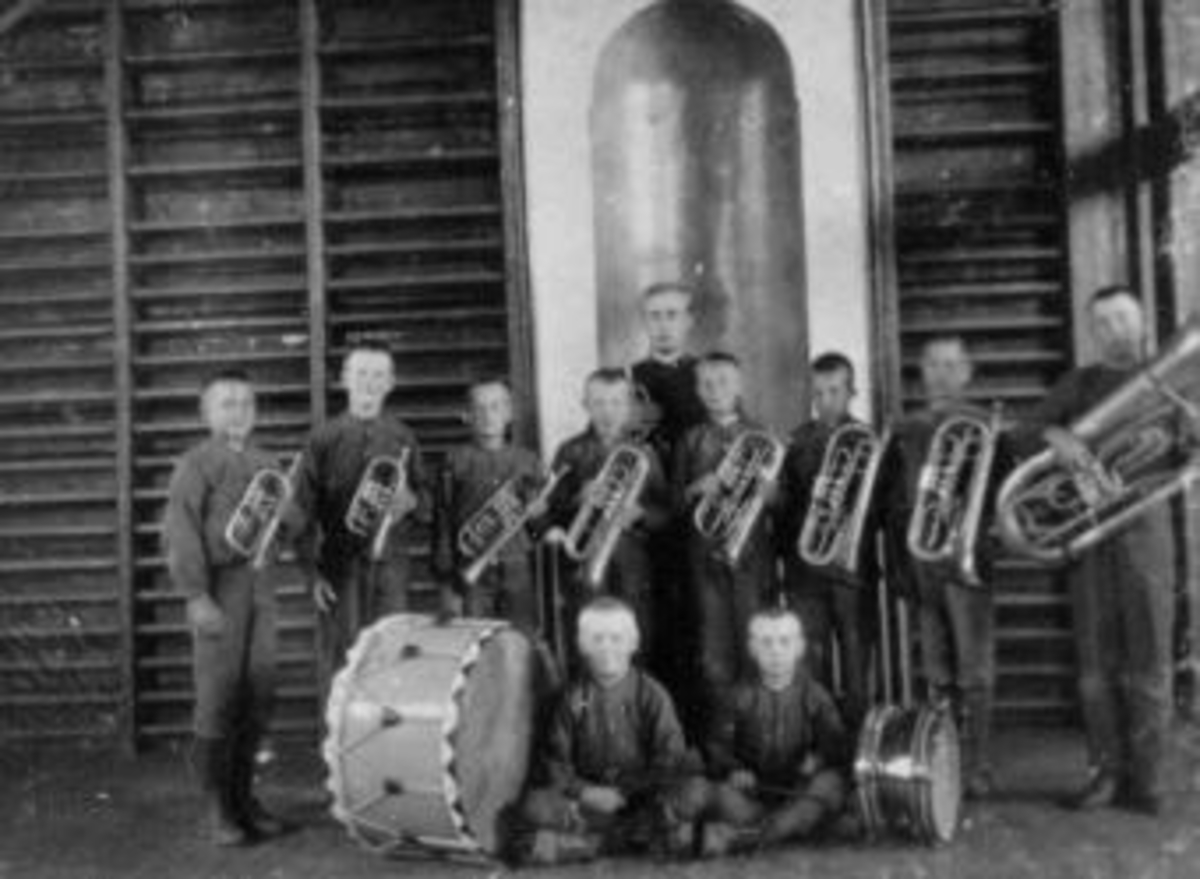 Anno Domkirkeodden, Interiør fra gymnastikksal på Toftes Gave, Nedre Sund, Helgøya. Mange gutter med musikkinstrumenter.