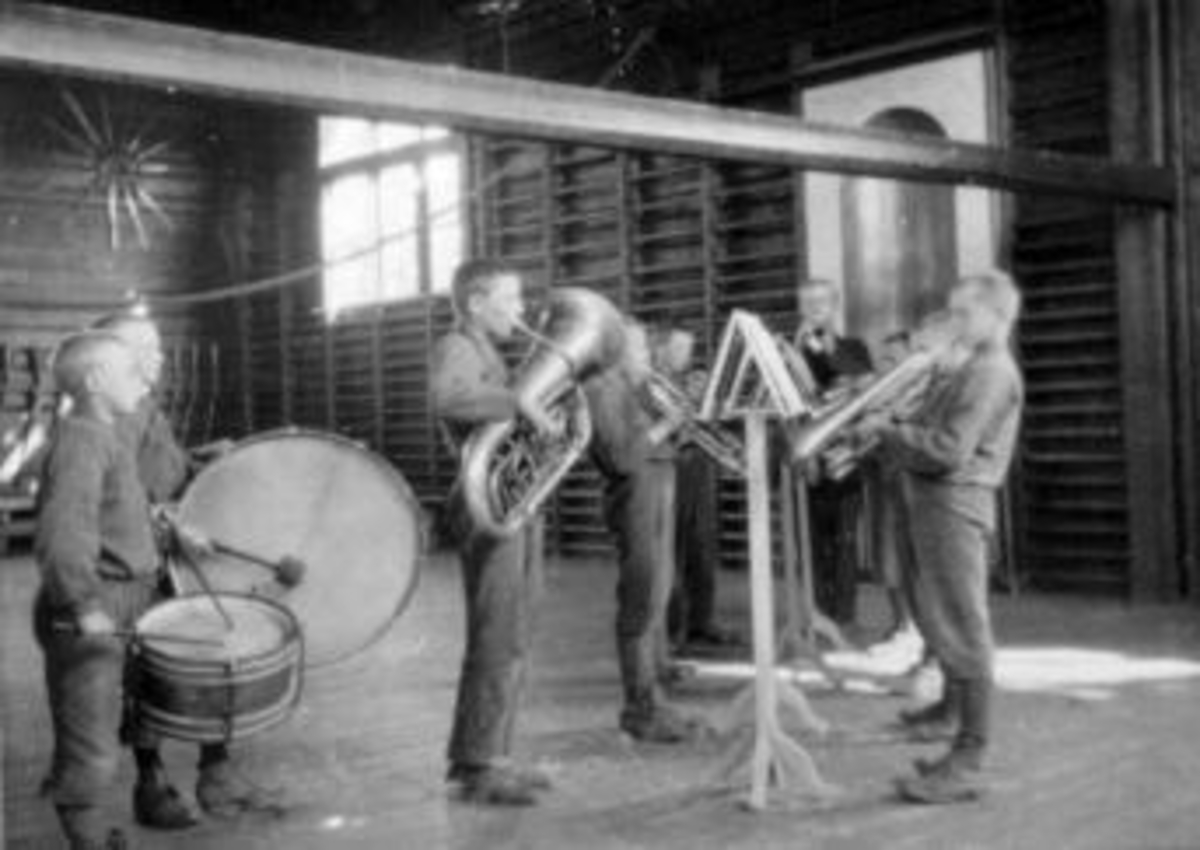 Anno Domkirkeodden, Interiør fra gymsal på Toftes Gave, Nedre Sund, Helgøya. En gruppe gutter har musikkøvelse.