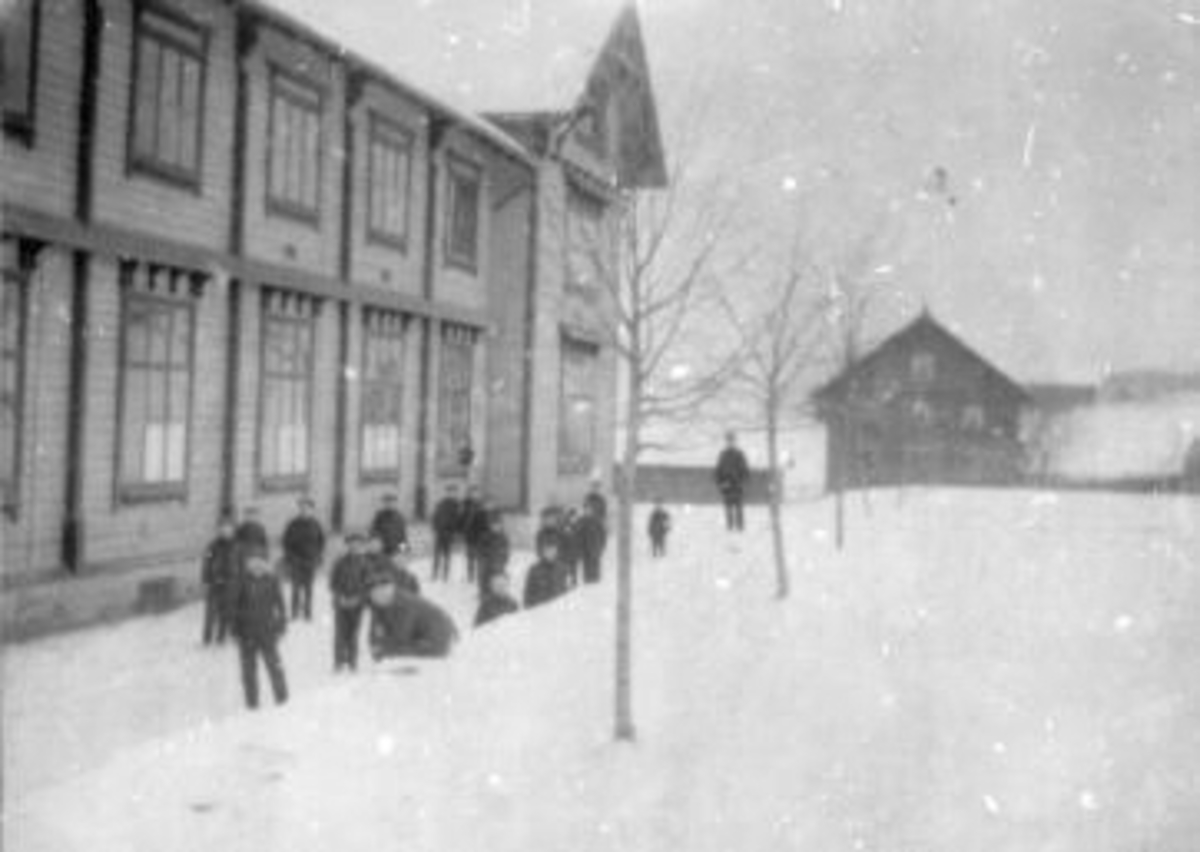 Anno Domkirkeodden, Friminutt på Toftes Gave, Nedre Sund, Helgøya. Samlet foran internatet. Vinterbilde.
