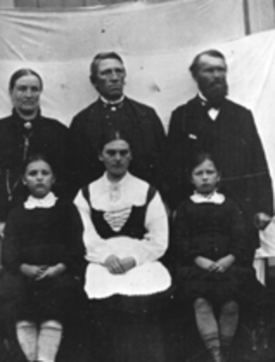 Anno Domkirkeodden, Gruppe voksne og barn. Bak fra venstre er Lise Evensdatter Gjestvang (1847-1909), født Haugen Biri. Even Arnt Gjestvang (1829-1927), ukjent. I midten foran er Evens datter Eveline Antonie (1860-1882),med sin første kone (Sofie Amalie Pedersen (1837-1871)). De to barna er ukjente.