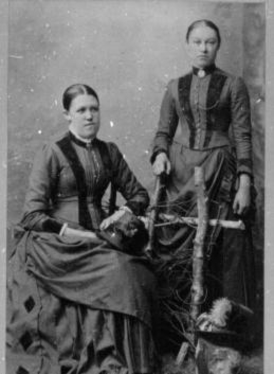 Anno Domkirkeodden, To damer. Christiane Storihle f. 19.4 1870, Tora STorihle f. 8.6 1879.