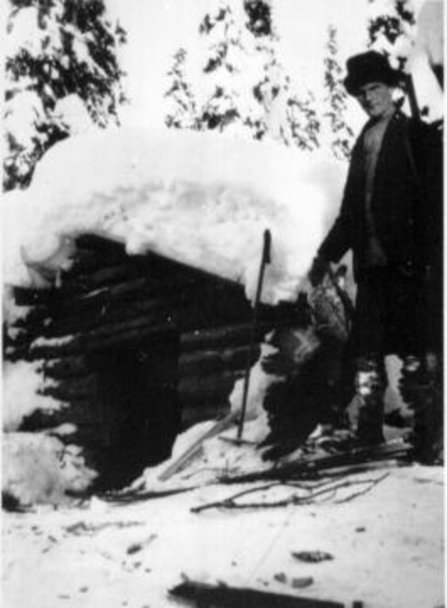 Anno Domkirkeodden, Eksteriør. Arne Solbakken med ski og staver foran Petterkoia.