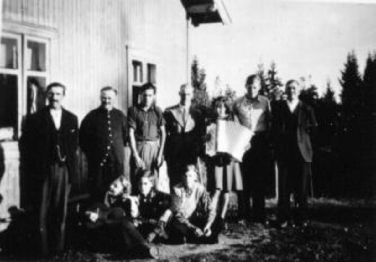 Anno Domkirkeodden, Helgemoro i Fløttum under Mellom-Kise, Nes, Hedmark. Bak fra venstre er Petter Lundstein (1888-1969), Johannes Fløttum (1893-1965), Johan Fløttum f.1920, Tore Solvang, ukjent,, Jørgen Fløttum f.1921, Kristian Rosenlund (1884-1960). Foran fra venstre er ukjent, Magne Fløttum f.1926, Kåre Rosenlund f…