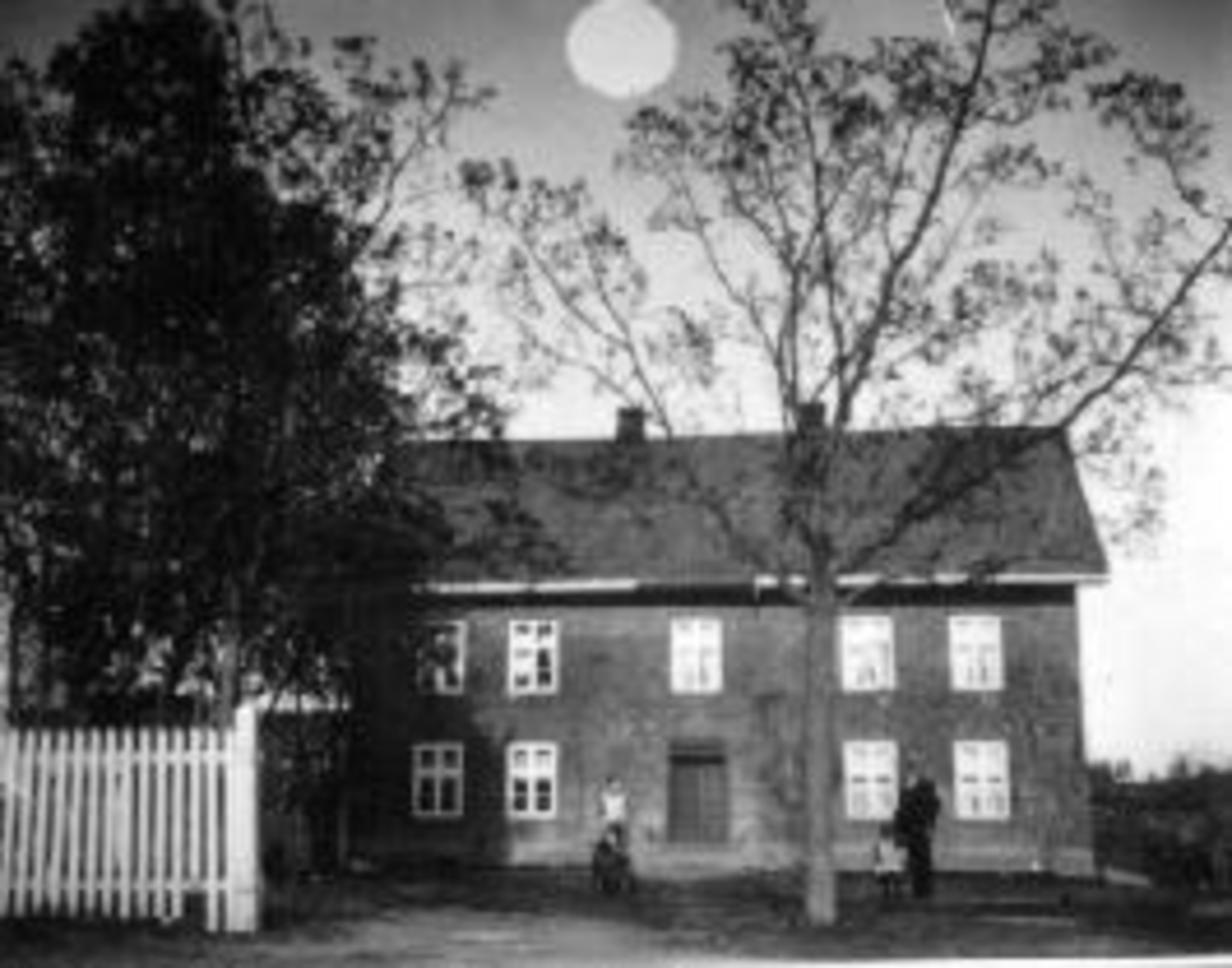 Anno Domkirkeodden, Eksteriør. Hovedbygningen på Mellom-Kise, med hage og tuntre. Haugen med datter Anna Marie (1910-1992) og ukjent. "Solen" over huset er antagelig påført fotoet.