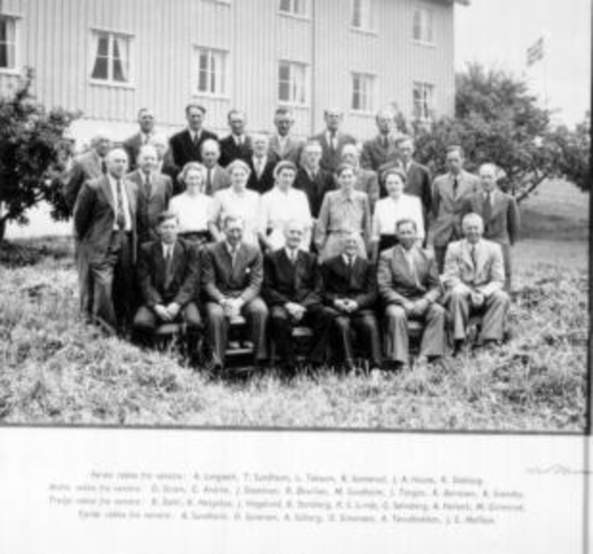 Anno Domkirkeodden, Nes Formannskap utenfor Gaarum pleiehjem. Første rad fra venstre er A. Langseth, T. Sundheim, L. Teksum, R. Sannerud, J.A. Huuse, R. Dobloug. Andre rad fra venstre er O. Strøm, G. Andren, J. Slaatsveen, R. Øverlien, M. Sundheim, J. Tangen, K. Berntsen, B. Svendby. Tredje rad fra venstre er A. Sundh…