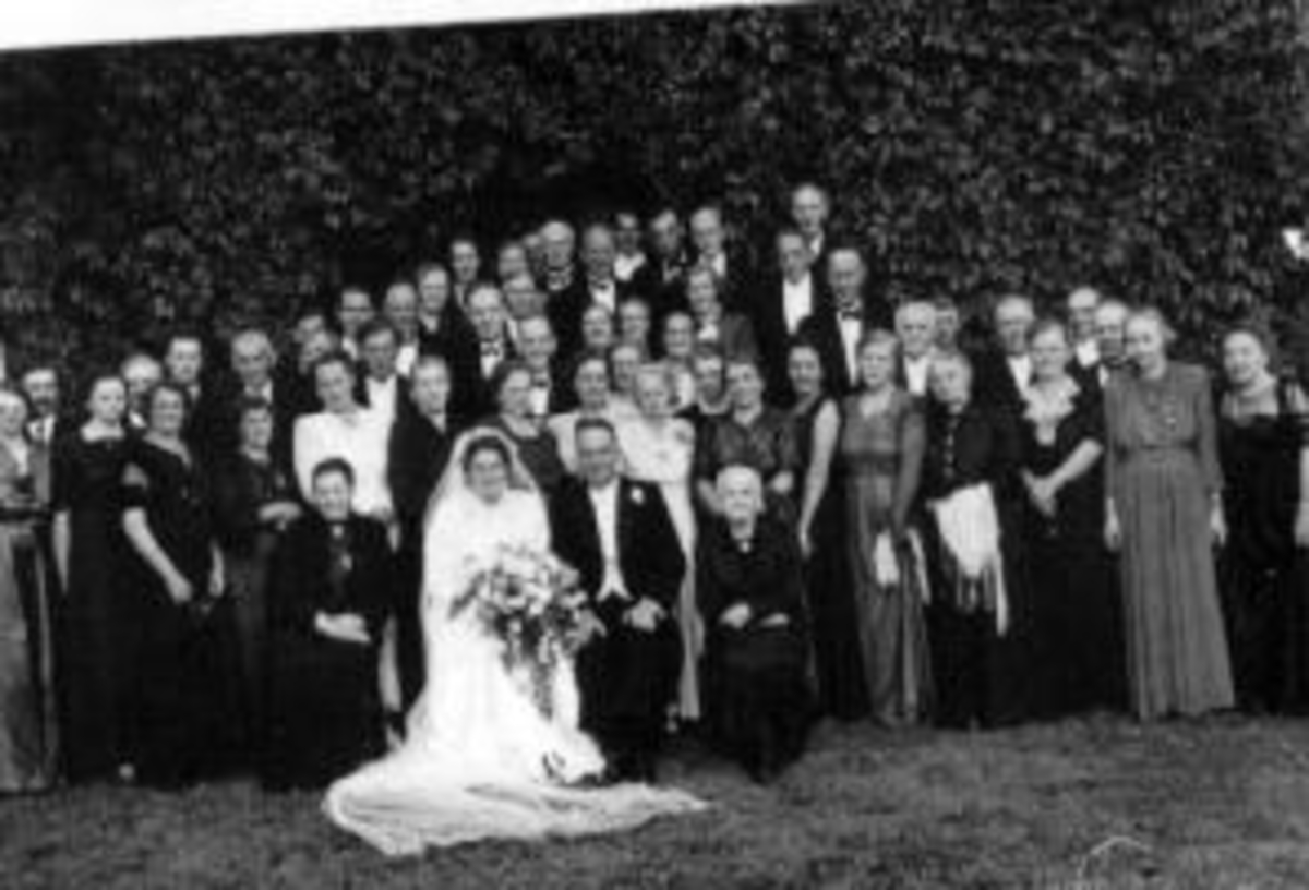 Anno Domkirkeodden, Bryllup på Kise mellom, Nes, Hedmark med mange gjester. Brudeparet er Torgeir Kongsrud (1903-1969) og Anne Marie Haugen (1910-1992).