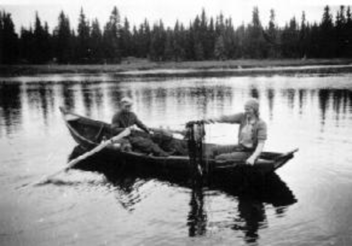 Anno Domkirkeodden, Garnfiske i Åsta ved Olshølen, Ringsaker almenning. Mann ror mens dame holder garnet.