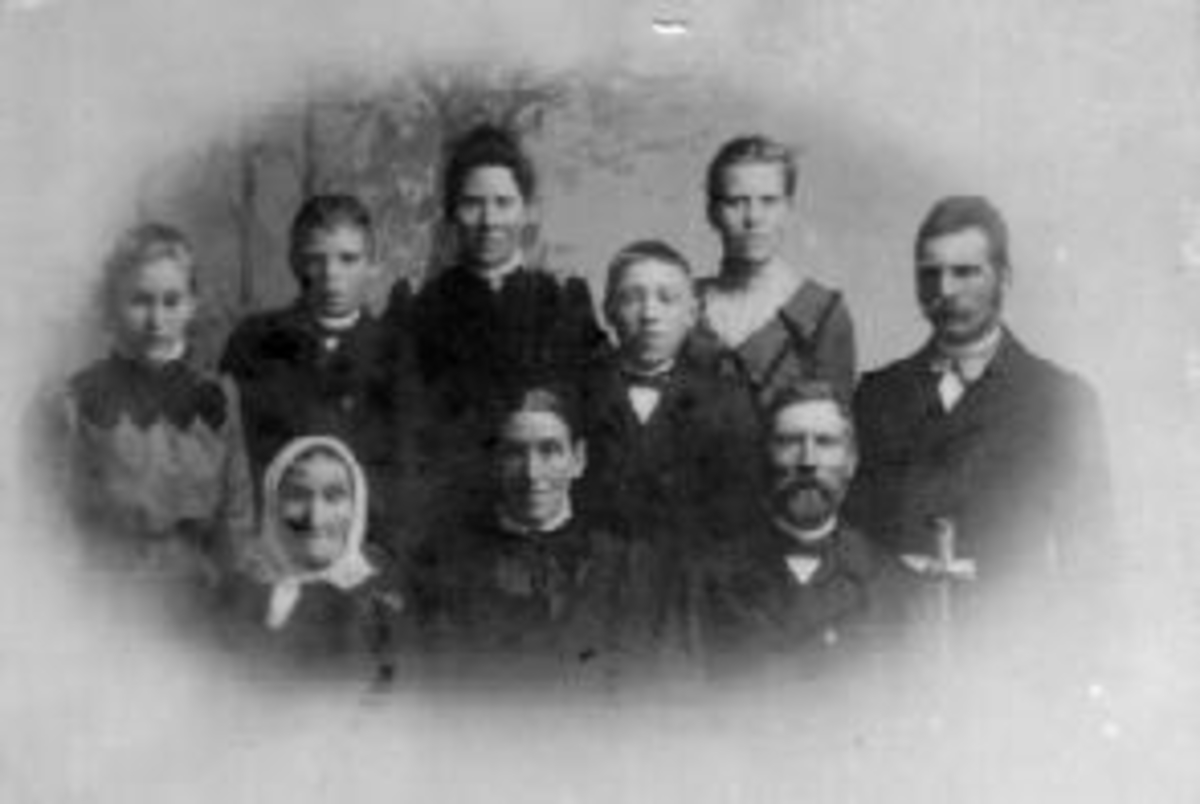 Anno Domkirkeodden, Familie. Foran til høyre er Kristian Bakken f.1855, Agnethe Bakken f.1848. Bak Jørgen Bakken f.1888, Klara Bakken f.1875 gift Støen. Stenbakken under Gresheim, Nes, Hedmark.