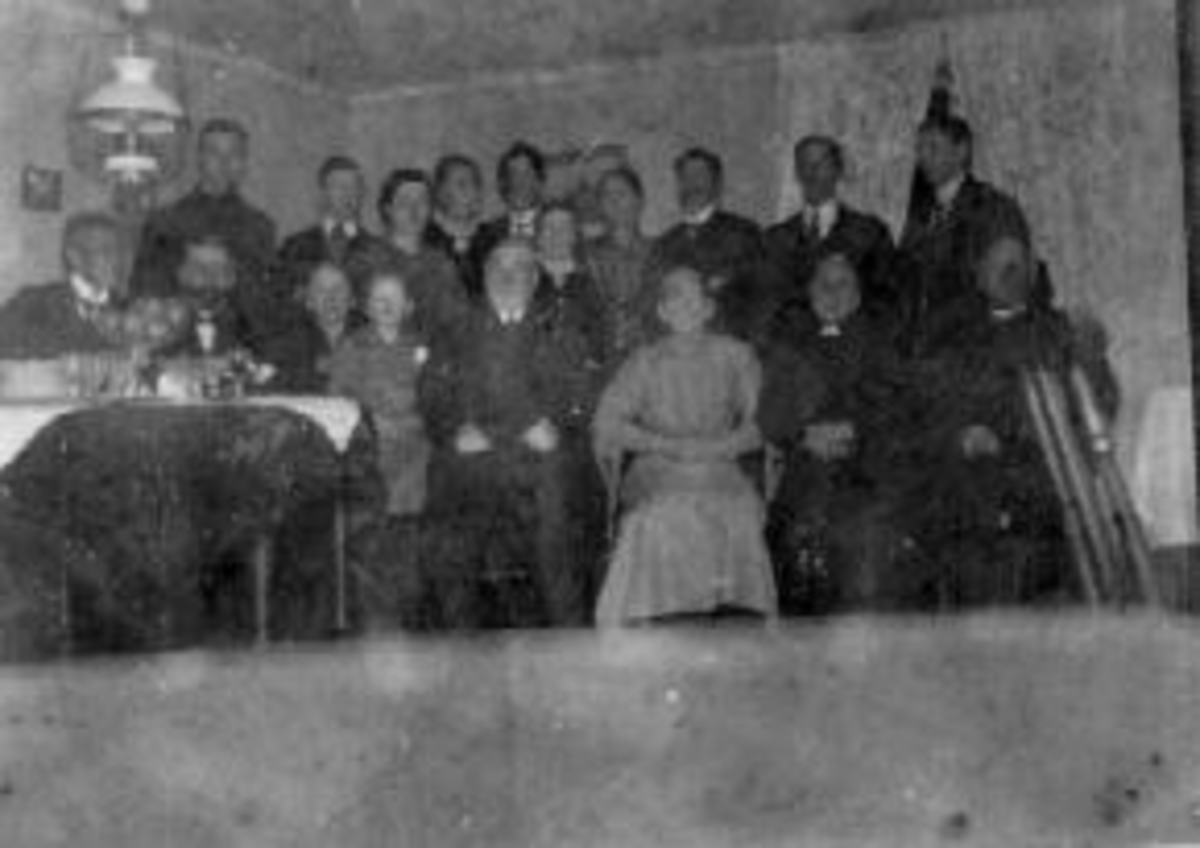 Anno Domkirkeodden, Interiør fra finstue, Nedre Maurud, Helgøya. Fødselsdagselskap for Theoline Torsdatter Fjeld (1853-1929). Hengelampen befinner seg på Fjeld.