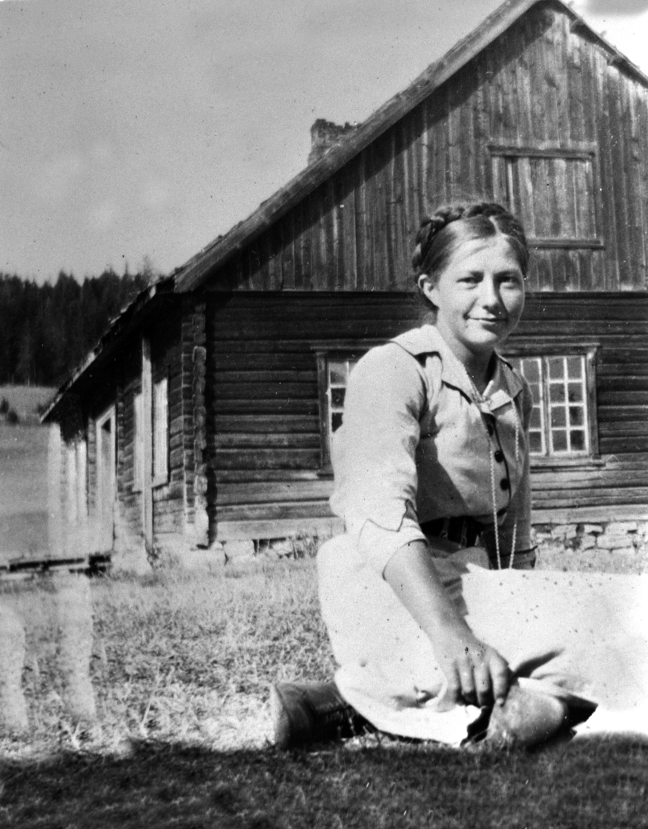 Anno Domkirkeodden, Karen Maurud f.1895 sitter foran hovedbygningen på Øvre Maurud (Oppstabygningen), Helgøya.