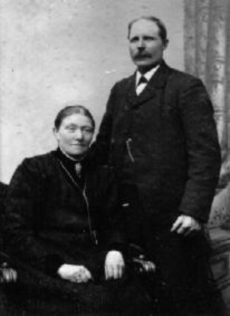 Anno Domkirkeodden, Ekteparet Anne Louise Larsdatter Presterud (1864-1934) og Johan Larsen Ekeberg (1859-1918) på Trosterud, Helgøya.