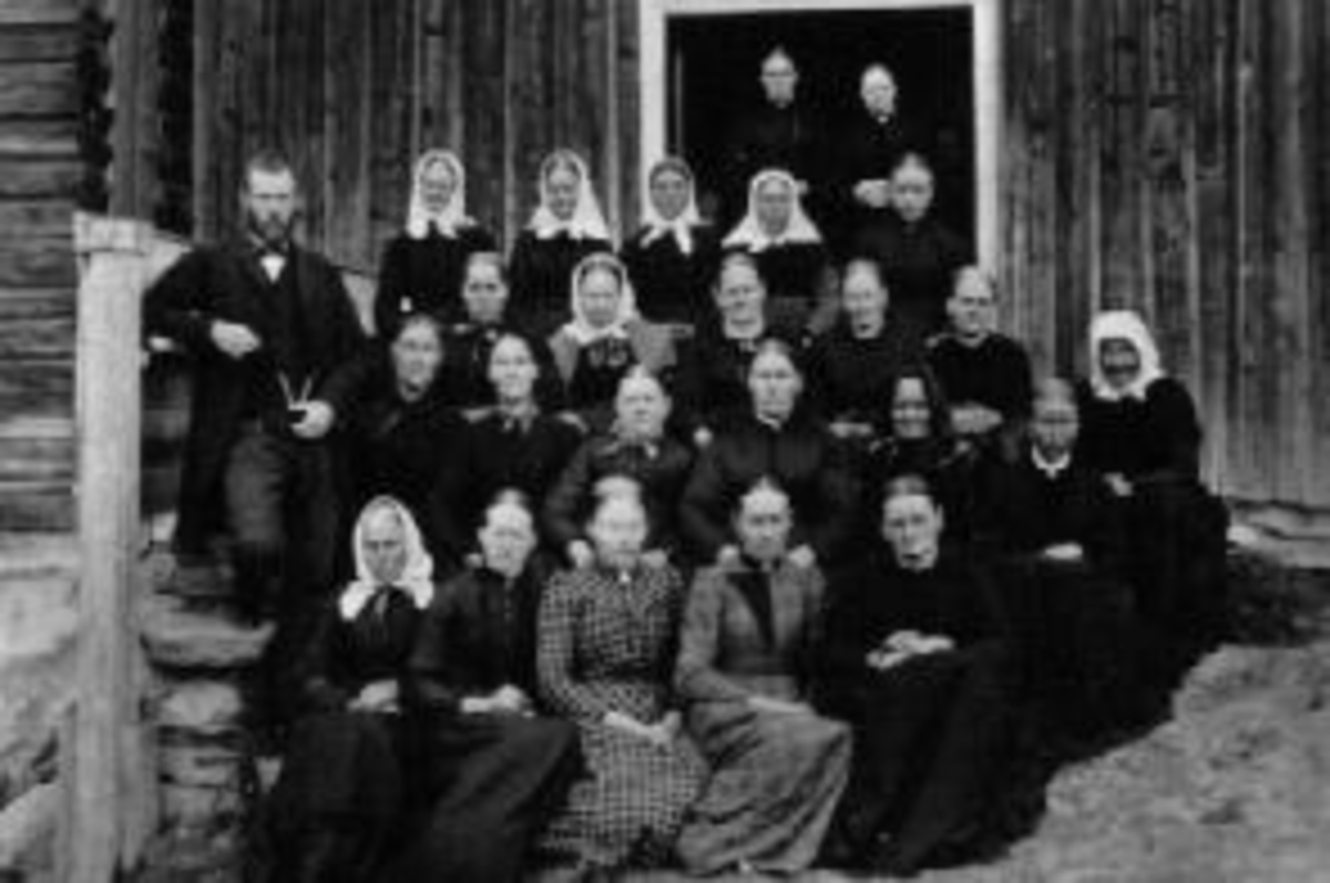 Anno Domkirkeodden, Stor gruppe damer. Kvinneforening, Nes, Hedmark. Pastor Theodor Borckrevink sittende i andre rad nummer 3. I andre rad nummer 3 er Sofie Wold. Lengst til høyre i andre rad er Agnethe Sandaker.