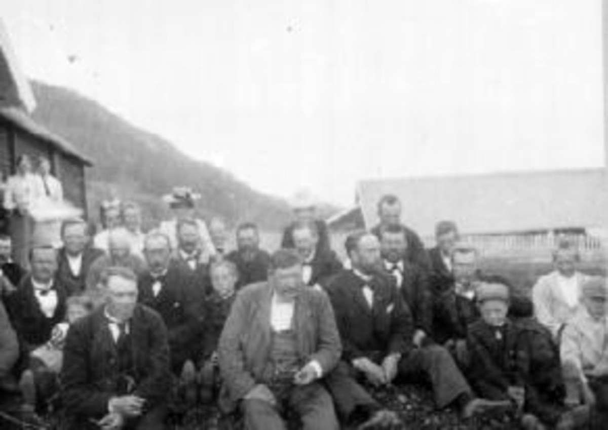 Anno Domkirkeodden, Voksne og barn på fødselsdagsfeiring i Lien Nedre, Nes, Hedmark.