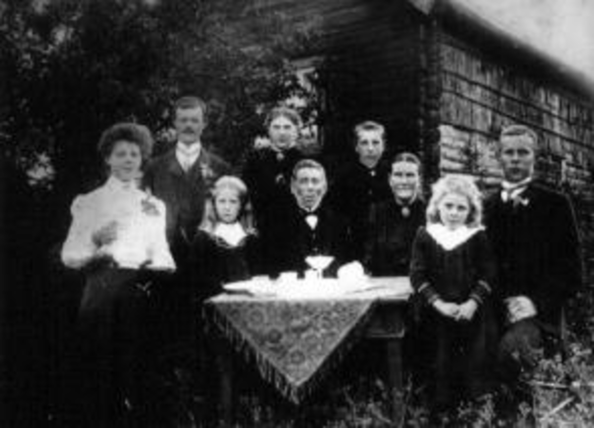 Anno Domkirkeodden, Kaffeselskap utendørs på Hannestad øvre, Stavsjø. Foran fra venstre er Emma f.1903, far Even f.1855, mor Kristine f. 1863 (Øverlien), Helene f.1900. Bak fra venstre er Berthe f.1887, hennes mann Karl Ringli, Marie f.1895, Karl Anton f.1896, Johannes f.1891.