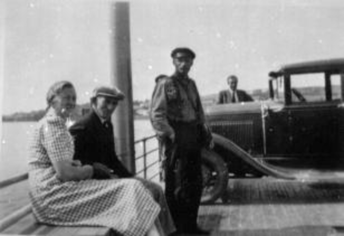 Anno Domkirkeodden, Mjøsbåten "Helgøya" i Nessundet. Bilferge Drosjebilen til Lars Presterud med nummer D-530, en A-Ford 1930-31 modell. Nr. 2 fra venstre Johannes Presterud. Nr 3 fra venstre Alf Rønningen.