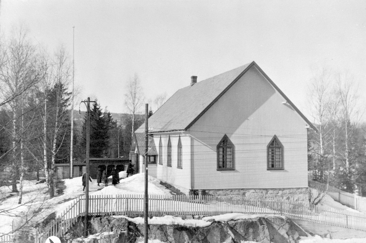 Anno Domkirkeodden, Eksteriør, Moelven menighetshus. Bedehuset i Moelv ble bygget i 1909. Fjellskjæringa til Riksvei 50 i forgrunnen