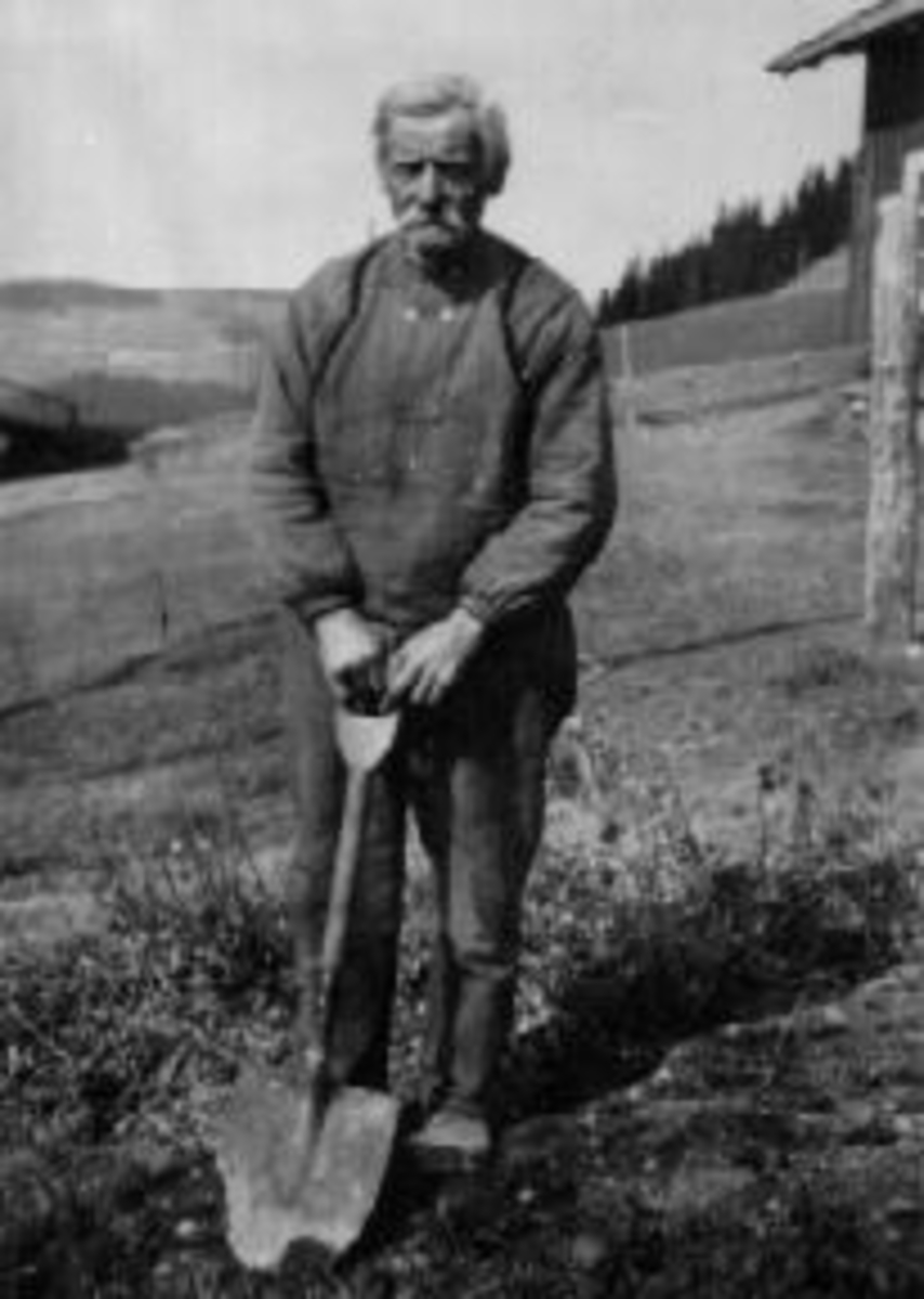 Anno Domkirkeodden, Portrett av Johs (Johannes )Berger f.1859 med spade.