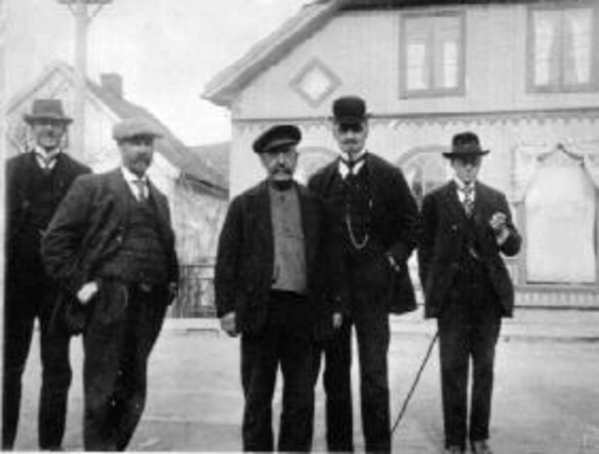Anno Domkirkeodden, Fem menn på Lillehammerutstillinga. Fra venstre er G.O. Storihle, Sigvart Ulven f.1863, Andreas Granum, O.H. Svenkerud, M.P. Dobloug.