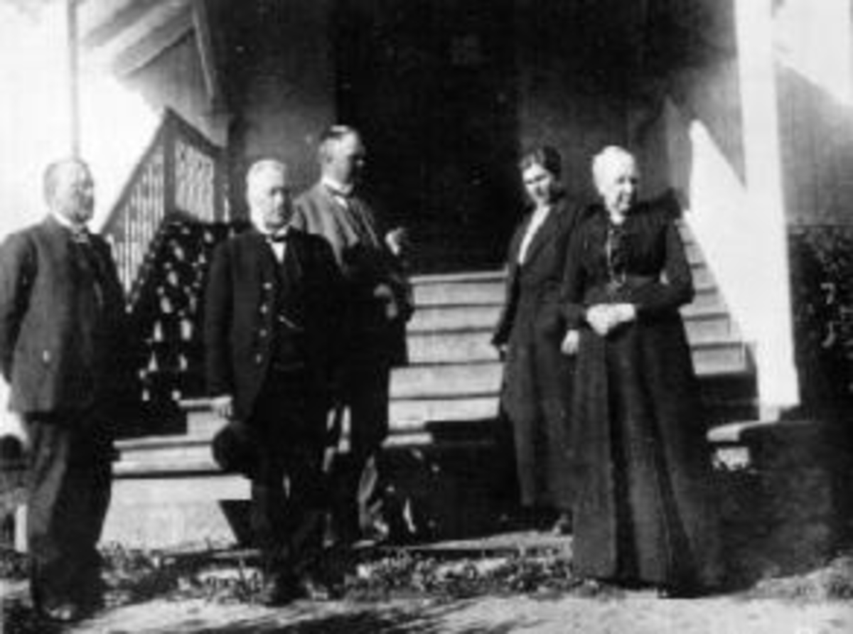 Anno Domkirkeodden, Trappen til inngangen i Veldre kirke, Ringsaker. Fra venstre er Axel Krogvik, pastor Reinert Svendsen, dr. Wergland, Sissa Krogvik, fru Schjerpen.