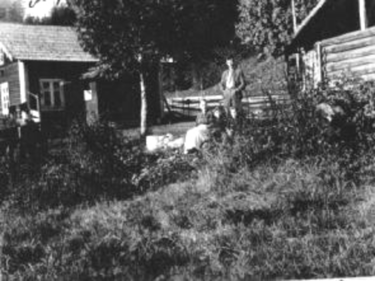 Anno Domkirkeodden, Mor, far og to barn utendørs i Slepengen, Moelv.