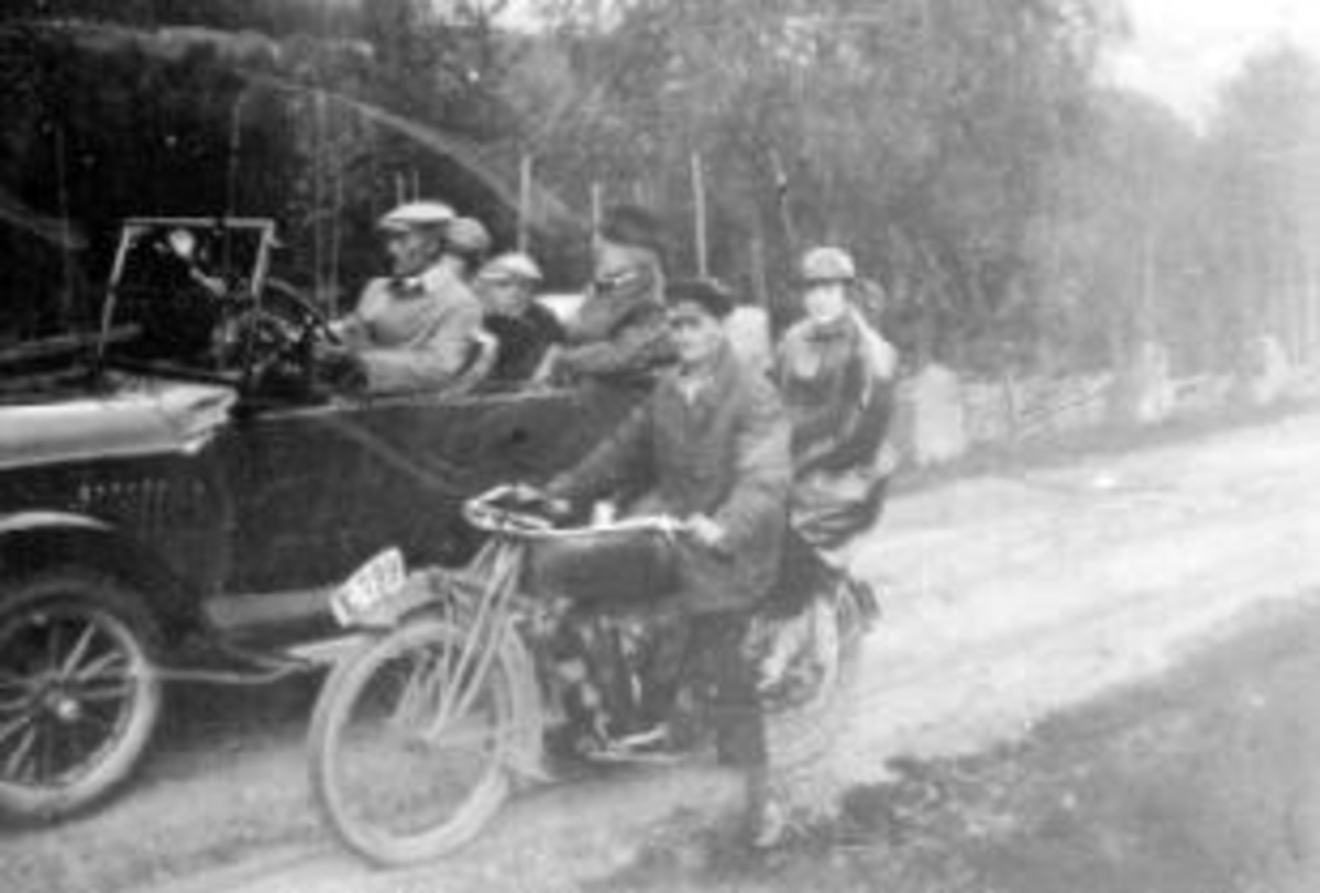 Anno Domkirkeodden, Første bilen i Løkkedalen, Rudshøgda, Ringsaker. Folk i bilen. Motorsykkelen med fører er en Indian Power Pluss uten belysning fra 1917 til 20.