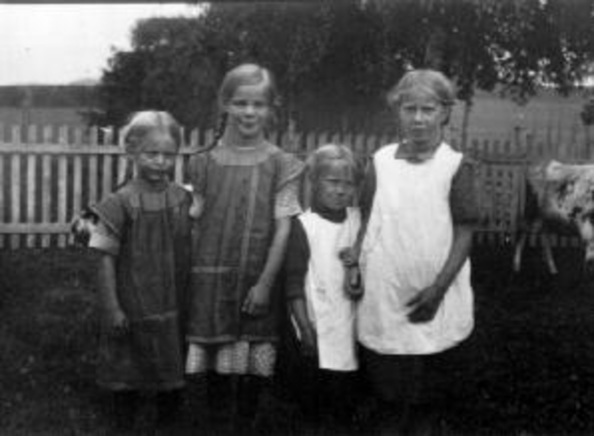 Anno Domkirkeodden, Fire jenter med fletter. Inger, Maj (?) Folle?, Marit Madsen f.1908, Anne Madsen f.1904.